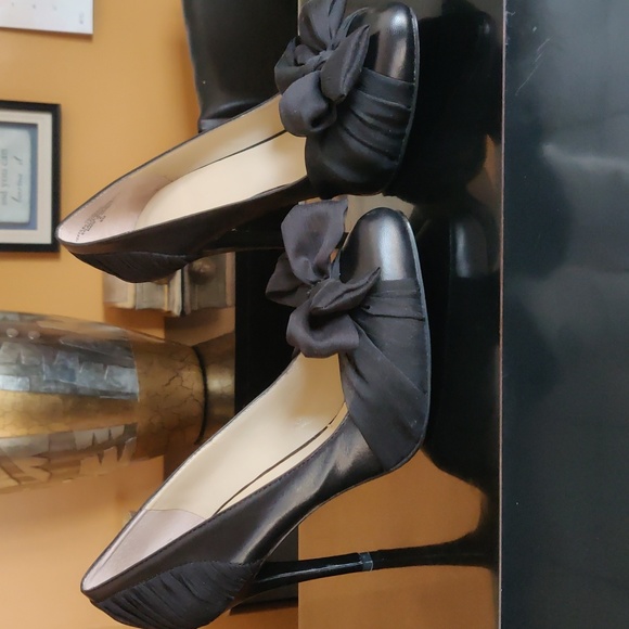 Nine West Black Pumps With Sheer Bow And Sheer Detail On Back Of Shoes - Picture 1 of 12